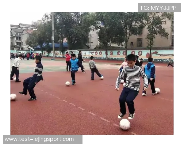 足球社团的快乐与成长体验分享让我们一起感受团队的力量与激情